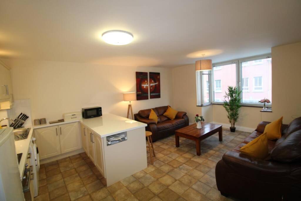Large 3 Bed, Galway City Centre Appartement Buitenkant foto